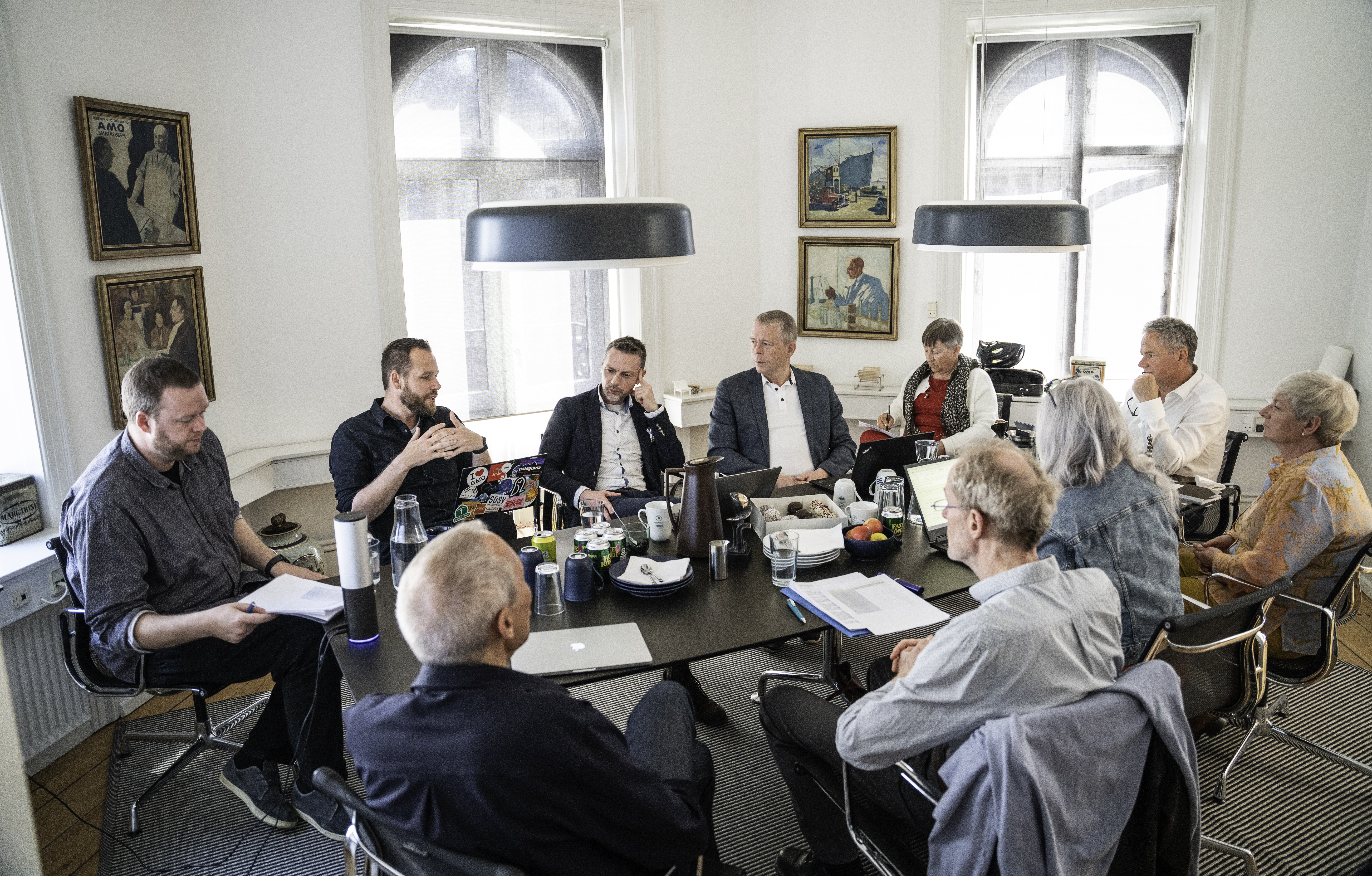 Jurymedlemmer og administration samlet til gennemgang af årets ansøgere. Fra venstre fondsadministrator Otto Frederiksen, Christian Brix Tillegreen, Nigel Edmondson, Ole Kring, fondsdirektør Nina Movin, Nis Alstrup. Forrest Jesper Højberg Christensen, Bjarne Kjær Ersbøll, Kigge Hvid og Vibeke Svendsen. Karina Bergstrøm Larsen deltog på teams.