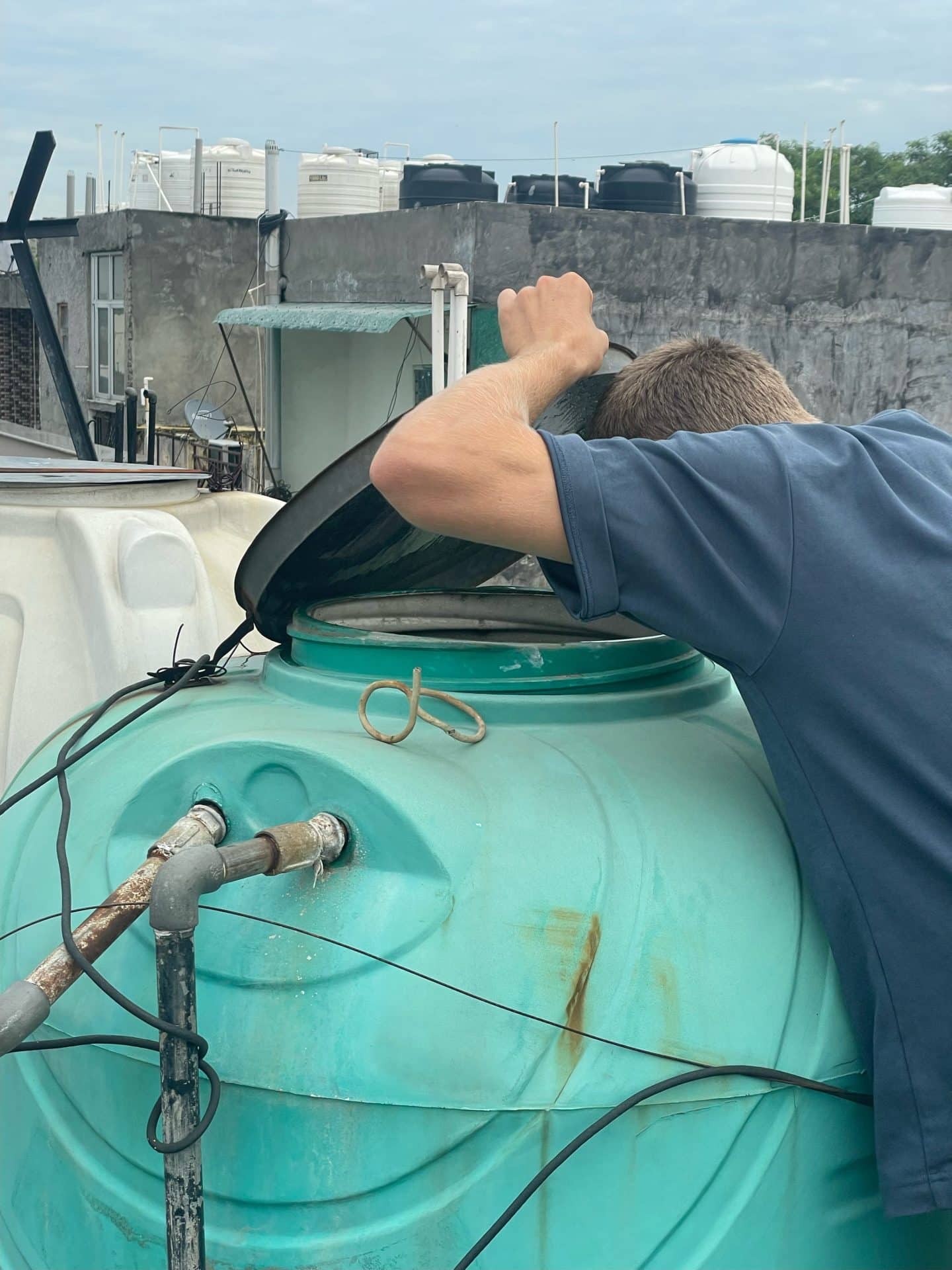 En af de studerende undersøger vandtank