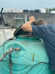 En af de studerende undersøger vandtank