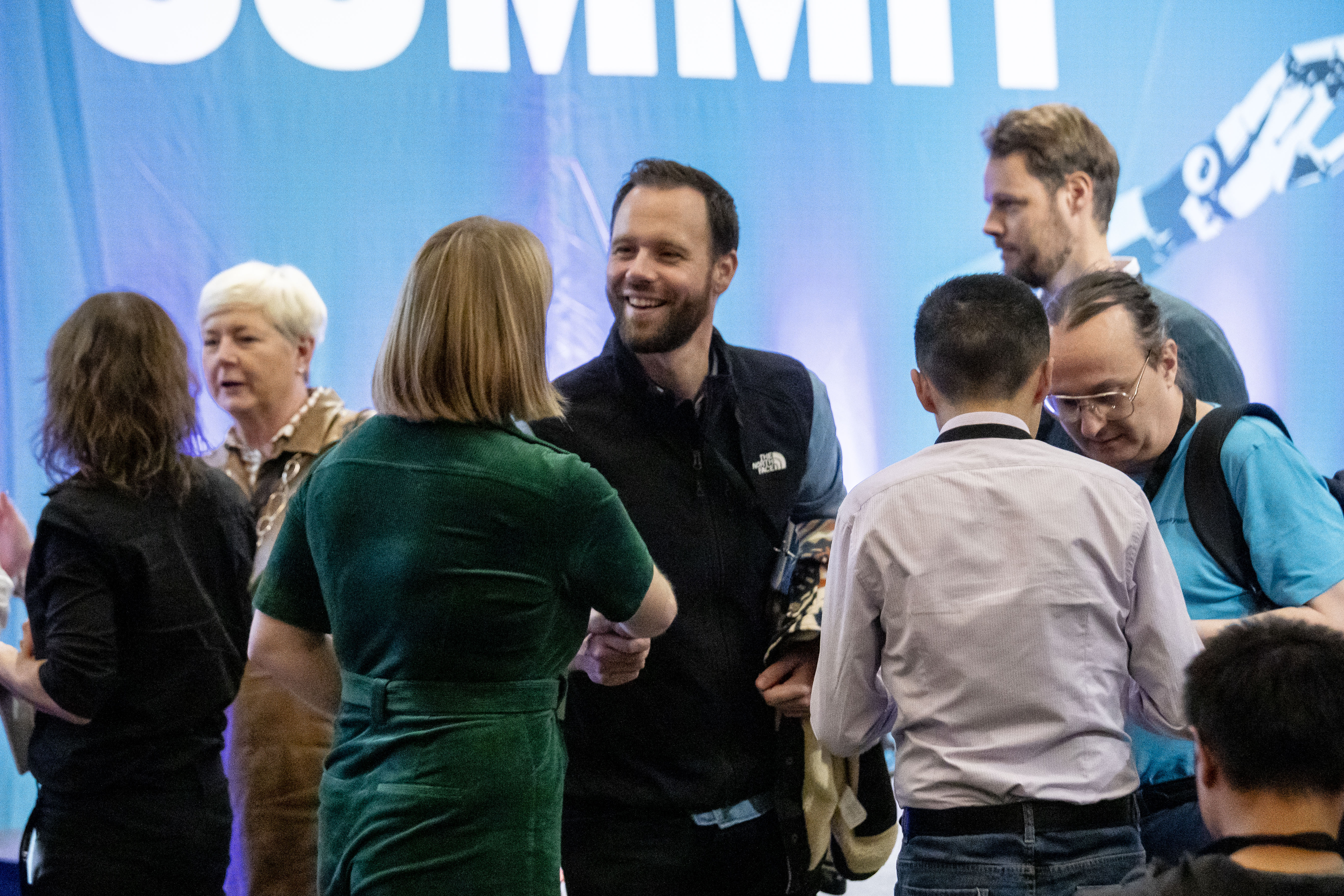 Christian Brix Tillegreen hilser på vindere