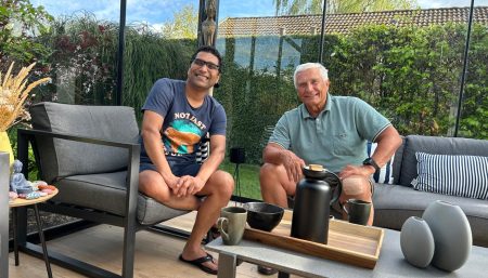 to mænd sidder i udestue