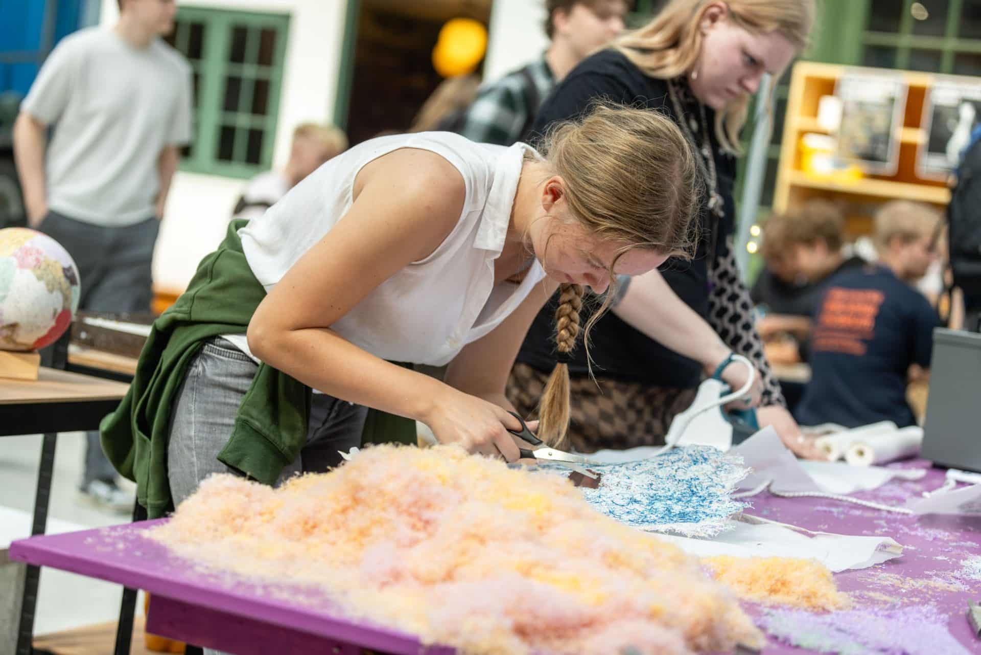 unge i gang med at klippe i materiale