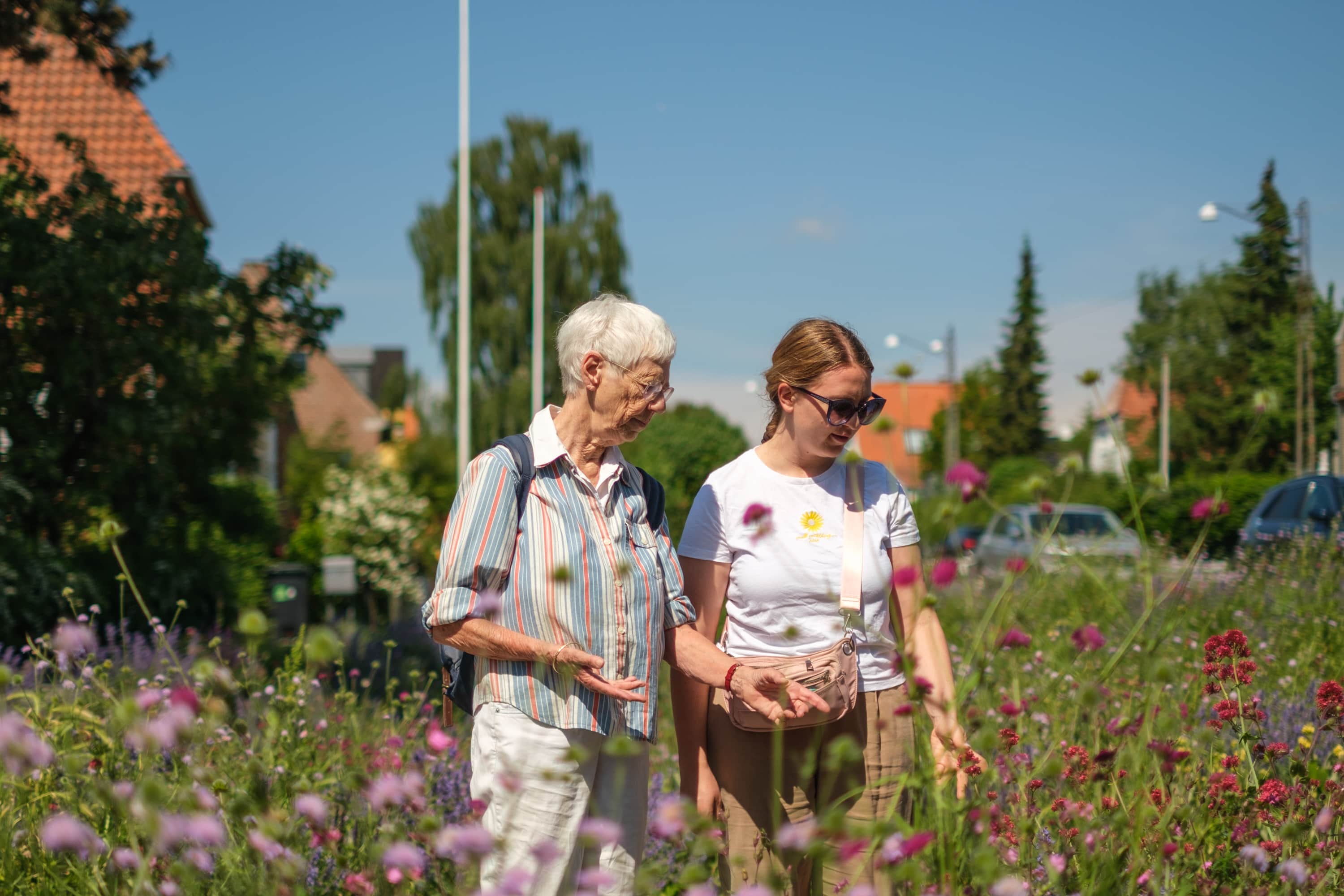 ung og senior går tur